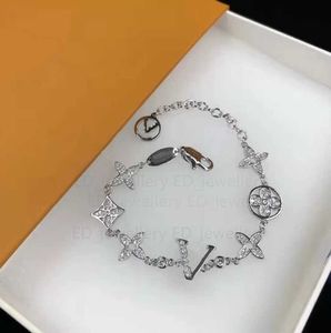 Charm Bracelets Luxury Designer Elegant Gold and Silver Fashion Women's Letter Pendant Clover Wedding Special Design Jewelry Quality with box 23ess