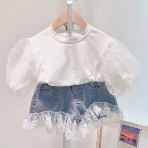 Kläder sätter sommarflickakläder sätter koreanska prinsessbubblan ärm topp spetsar sömmar denimshorts 2 st barn baby barn kläder kostym 230422