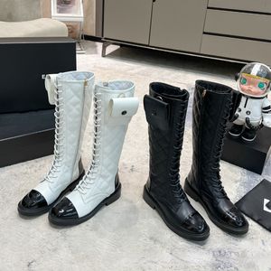 Women Designer Knee Boots 2023 Stylish New Doc Martens Leather All-Match med Bag Pendant Chunky English Style Knight Boots