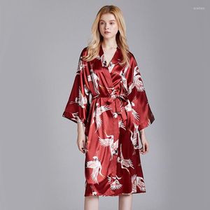 Kvinnors sömnkläder 2023 Spring Summer Silky Satin Robe Ladies Bride Bridesmaid Wedding Sexig Kvinnor Makeup Dressing Gown Casual Bathrobe