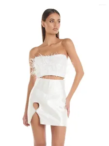 Arbetsklänningar Kvinnors stropplösa paljettfjäder topp mini kjol tvådelar set sexig vit av axel design nattklubb fest sommardräkter