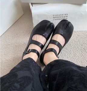 Varumärkesdesigner Tabi Ninja Mary Janes Leather Shoes Woman Double Buckle Belt Moccasins Split Toe Lolita Flats Trootters Loafers