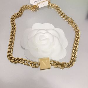 Collana di stilista Collana da donna in acciaio al titanio placcato oro 18k Ciondolo di fascia alta Catena a maglie di marca Collane con lettere di marca Regalo di gioielli da sposa di Natale