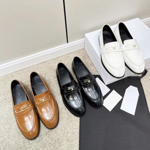 Ny toppspänne klänningskor loafers runda tå cap lägenheter klackar kvinnors lyxdesigner läder sula slip-on casual skor fabrik skor storlek 35-40 med låda
