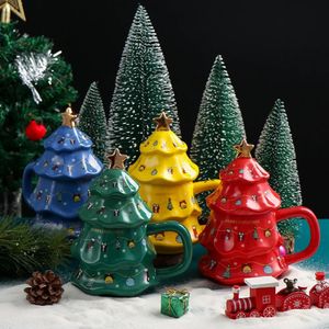 マグカップクリスマステーマカップクリスマスツリーシェイプ蓋付きセラミックカップ大容量マグコーヒーカップカップルギフトカップ231121