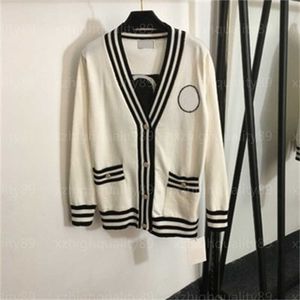 Designer Cardigan Womens tröja Kvinnor Knitjacka Fashion Slim Fit Striped Sticked Top White Knitwear Autumn Sweaters for Woman Pull Femme