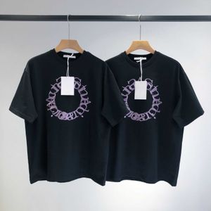 T-shirt da uomo 2023 estate Le lettere viola rotonde sono amanti oversize alla moda e semplici maglietta dal design semplice maglietta nera Z0420 Z0421