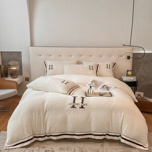 Distinkt designer sängkläder helt enkelt ren färg bokstav sovrum sovrum hushållsartiklar lyxiga hudvänliga 4st.