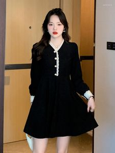 Sıradan Elbiseler 2023 Sonbahar ve Kış V yaka retro romantik dantel dikiş üst düzey moda siyah oyuklu kadife fransız hepburn elbise