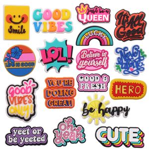 MOQ 20pcs PVC Word Good Vibbes Only Smile Queen Fresh Happy Shoe Charms Parts Accessories Buckle Clog Knappar PINS PINS ANMBAND JEBLED DECORATION Kids Party Gifts