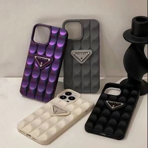 Custodia per cellulare di design per iPhone 14 Pro Max 13 Pro 12 11 Colori estivi Triangolo moda P Cover per cellulare viola in grana rialzata