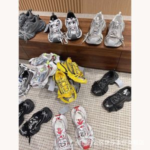 Mesh Sneaker Triple S Track 3xl Yıpranmış Ayakkabı Spor Ayakkabı Balencaiiga Paris 3xl Ayakkabı Yükseltilmiş Aile Erkeklerin Kadınların Nefes Alabası Etkisi Wewdl