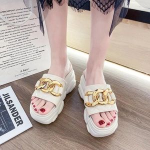 Женские тапочки, сандалии на толстой подошве, лето 2023, корейский стиль, модные металлические декоративные туфли в одну линию, обувь из бисквита