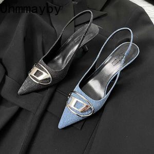 Отсуть обувь 2023 летняя женщина сандалии сандалии мода матал пряжка дамы элегантная средняя каблук