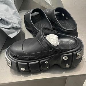 Lyxskor Hög version av Paris Street Style Thick Soled Hole Shoes For Men and Women Lovers Baotou Tjock Soled Tisters Outside Wear Hole Shoes Summer Sandal