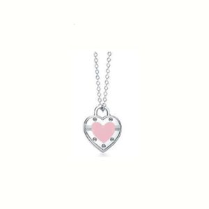 Tiffanylris هو الأزياء الكلاسيكية ذات الفاخرة الفاخرة 925 Sterling Silver Heart Necklace قلادة برشام Love Necklace Designer المجوهرات عيد ميلاد هدية عيد الميلاد