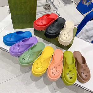 Designer feminino deslizamento na plataforma sandália perfurado g sandália oco sapatos geléia cores salto alto verão outono borracha lug sola mules