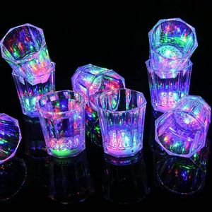 Tazze 50ml Tazze lampeggianti a LED Divertenti Birra Vino Bere Tazza di plastica trasparente Lampeggiante Incandescente Bicchieri per Bar Night Club Forniture per feste 231121