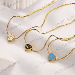Anhänger-Halsketten Elegante und trendige klassische C-Familie kleine Duft-Pfirsichherz-Emaille-Halskette Titan-Stahl-Liebesöl-Tropfen einfache Halskette Schlüsselbeinkette