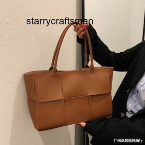 Роскошные сумки Botteg Vene Candy Arco, французская нишевая сумка для женщин, новинка 2023 года, высококачественная модная тканая сумка на плечо, портативная универсальная сумка-тоут, большая
