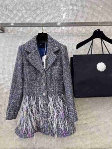 Kvinnors trenchockar Designer 23 Autumn/Winter New French Celebrity Style Elegant Temperament Heavy Industry Blue Grey Rough Tweed Colorful Feather Coat Vjte