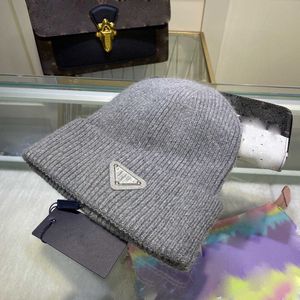 2023 Nuovo cappello lavorato a maglia Cappello da lettera di moda Popolare caldo super morbido confortevole Cappello a cuffia di alta qualità Personalità Street Style Coppia copricapo