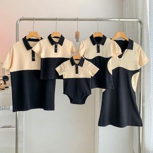 Rodzina dopasowana do strojów rodzica letnie ubrania rodzina trzech czarnych moreli Egzotyczna sukienka MotherDaughter Dresschild Tshirt 230421