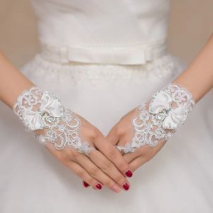 Этикет для свадебных перчаток Белые короткие перчатки с бантом и ромбовидным кружевом с открытым пальцем без пальцев Красивое свадебное платье Аксессуары ZZ