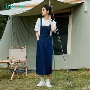 Casual Dresses INMAN Women Suspender Denim Skirt 2023 Summer Elastic Waist A-shape Loose Split Hem Versatile Commuting Mid-length