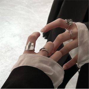 Niszowe pierścionki zaręczynowe dla kobiet Pierścionki ślubne Zaawansowane poczucie osobowości falbany mrożony linia niszowa nisza insekstetyczna liście pierścień 01