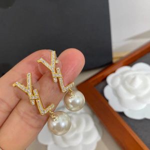 Дизайнерские жемчужные серьги для женщин Золотые серьги с бриллиантами и буквами Дизайнерские ювелирные изделия Love Ear Ring Шпильки с браслетом в коробке G2311224Z-6