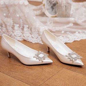 Klädskor 2022Luxury Pumps Woman Real Silk Shoes Couples Present Crystal Buckle Loafers Ladies 5cm Kitten High Heels Brudtärna Wedding Shoes
