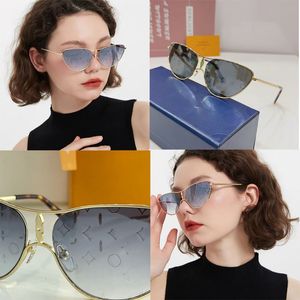 Óculos de sol Star Cat Eye com pernas espelhadas de metal com letras gravadas e assinaturas florais, ponte nasal decorada com flores pontiagudas e lentes com estampas estampadas