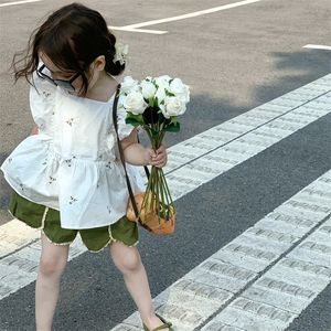 衣料品セット4436Cガール服セット夏の赤ちゃん刺繍花の女の子の2ピーススーツフライスリーブシャツショーツプリンセススーツ230422