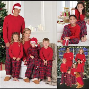 Familjsmatchande kläder Julfamilj Matchande pyjamas kläder Xmas Red Home Wear Party Father Mommy and Me Sleepwear Women Men Kid Nightwear 231121