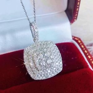 Lyxpendant Micro Pave AAAAA Zircon Silver Color Wedding Pendants Halsband för kvinnor Bridal Charm Party Jewelry