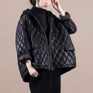 Women's Trench Coats Gowyimmes 2023 Korean Version Lingge PU Coat Winter Hooded Parka Big Size Lady Short Faux Leather Jacket Moto 1698
