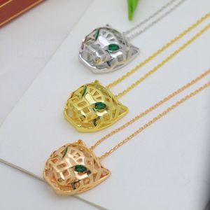 Panther-Halskette, ausgehöhlt, für Damen, Designer für Herren, eingelegt mit Smaragd, vergoldet, 18 Karat, schwarze Flecken, luxuriöse europäische Größe, Premium-Geschenke 002