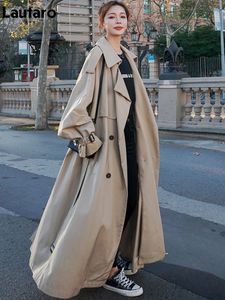 Trench Coats Femininos Lautaro Primavera Outono Extra Longo Flowy Oversized Casual Trench Coat para Mulheres Cinto Duplo Breasted Solto Moda Coreana 231121