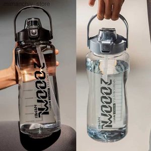 Botella de agua 2L Gran capacidad Galón Botella de agua Copa de paja Deporte Bott para hombres Fitness Viajes al aire libre Waterbott BPA Botella de agua Q231122