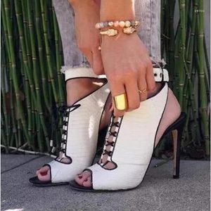 Sandalet yaz moda ayak bileği kemer tokası kadınlar siyah ve beyaz gözetleme parmağı keser gladyatör dantel up bayan yüksek topuk ayakkabıları