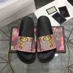 Discount Double Letter Designers Slides Mens Women Slippers Beach Slide Summer Sandals Flat Platform Ladies Bathroom Home Flip Flops Chaussons