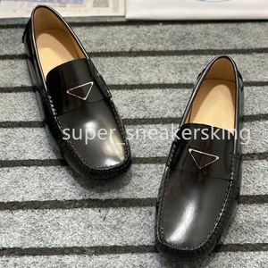 Tasarımcı Elbise Ayakkabı Erkekler Loafers Yumuşak Cowhide Parti Ayakkabıları Marka Üçgen Logo Deri Ayakkabılarda Sıkışan Ayakkabılar