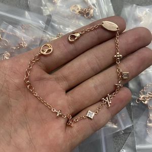 Luxury Designer Elegant gold and silver bracelet Stylish Women's Letter Pendant Classic 4/Four clover bracelet bracelet Wedding specially designed jewelry VB-009