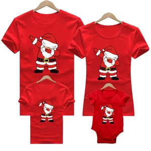 Familjsmatchande kläder Julfamiljens outfit Deer Santa Mother Kids Tshirt Mommy Daddy Baby Red Matching Outfits Christmas Clothes 231122