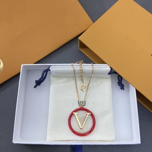 Med Box Luxurys hänge halsband mode för man kvinna röda cirkel guld bokstav designers halsband varumärke smycken trendig personlighet clavikel kedja