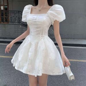 Elegancka słodka biała letnia kobieta retro kwadratowy kołnierz puszysty puszysty puszczy koreańska organza mini księżniczka sukienka