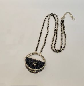 2023 Collana con ciondolo maglione con ciondolo di qualità di lusso con design di colore nero, forma rotonda e vera pelle con timbro sulla scatola PS7889A