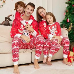 Familjsmatchande kläder Red Reindeer Mother Kids Clothes Christmas Pyjamas för kläduppsättning Par 231122