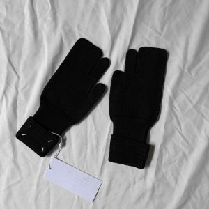 Fünf-Finger-Handschuhe Fünf-Finger-Handschuhe Margiela Herren 23SS Luxus MM6 Classic Four Corner Seam Label Knitting Tabi Winter Kältebeständige warme Wolle 230925